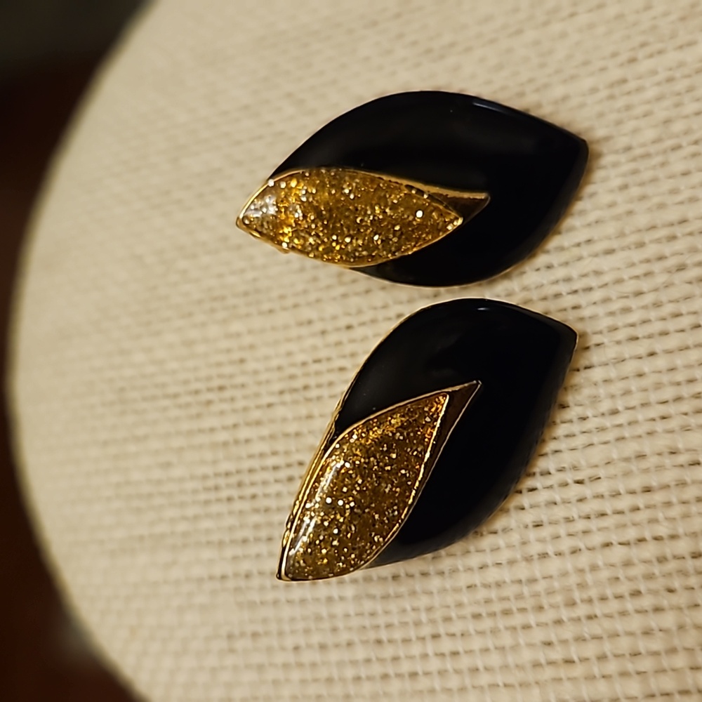 Vtg Black Enamel & Gold Glittery Clip Earrings